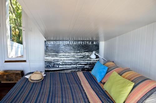 a bedroom with a bed in a small room at Paraiso Flotante in San Fernando