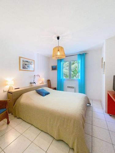 une chambre avec un grand lit et une fenêtre dans l'établissement Résidence Eden Parc - Superbe villa avec piscine chauffée pour 8 personnes Lacanau Océan MAE-0631, à Lacanau
