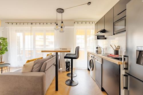 une cuisine et un salon avec un canapé et une table dans l'établissement L'Alexandre - Terrace - AC - Cosy - City centre - WIFI, au Cannet