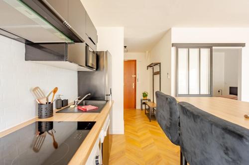 une cuisine avec un comptoir et une salle à manger dans l'établissement L'Alexandre - Terrace - AC - Cosy - City centre - WIFI, au Cannet