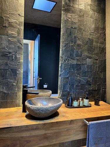 a bathroom with a large stone sink on a counter at Finca Boutique Un Buen Año in Tres Esquinas