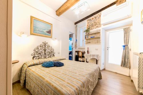 a bedroom with a bed and a window at The Vernazza Main Plaza - Rooms & Suites in Vernazza