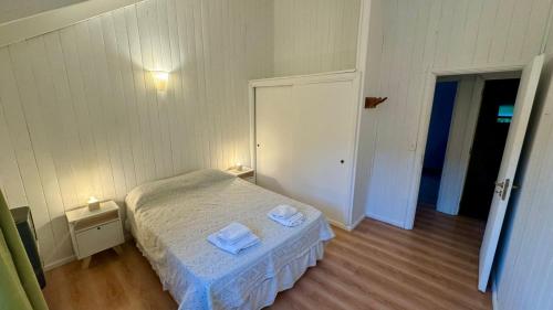 Ein Bett oder Betten in einem Zimmer der Unterkunft Cabañas Los Cipreses- Pellín