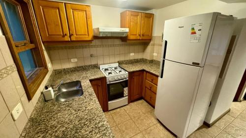 Küche/Küchenzeile in der Unterkunft Cabañas Los Cipreses- Pellín