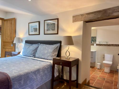 une chambre avec un lit et une salle de bain avec WC dans l'établissement La Sentinelle, à Siran