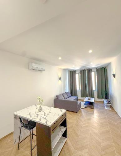 un salon avec un canapé et une table dans l'établissement T1 luxe Hyper centre 100 m du port Clim wifi fibre, à Toulon