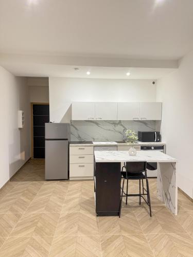 une cuisine avec une table et un comptoir dans l'établissement T1 luxe Hyper centre 100 m du port Clim wifi fibre, à Toulon