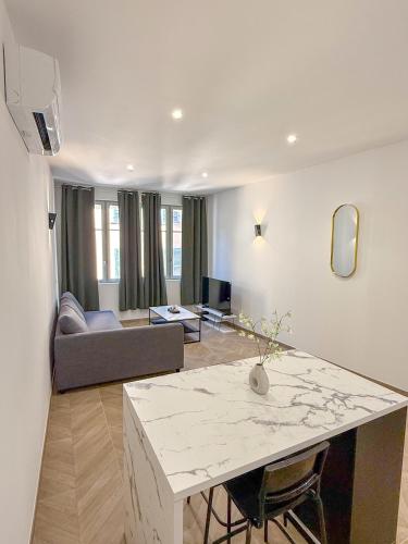 T1 luxe Hyper centre 100 m du port Clim wifi fibre