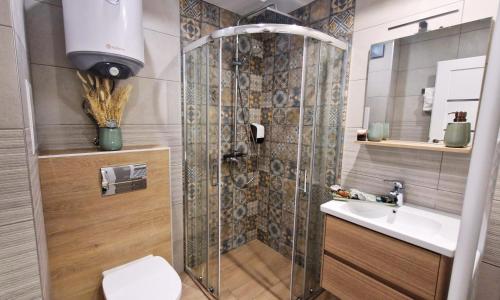 Un baño con ducha, inodoro y lavabo. en Chic, Sunny and Cozy One Bedroom Bliss, en Varna