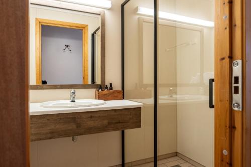 a bathroom with a sink and a shower at Snåsa Hotell in Lerå
