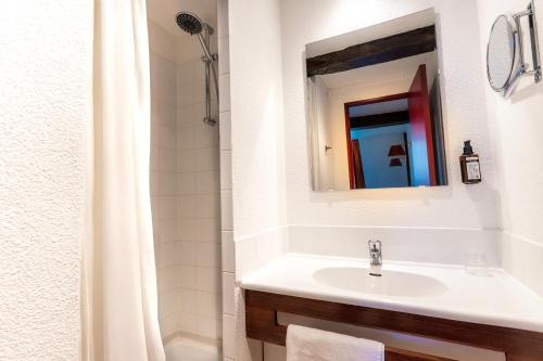 Koupelna v ubytování Hôtel Les Trois Luppars