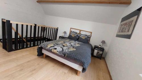 une chambre avec un lit et un parquet dans l'établissement Gîte Elendil - Esprit Champêtre, à Chambon