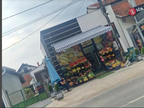 Supermarket nebo jiné obchody v  apartmánu nebo okolí