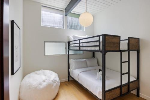 a bedroom with a bunk bed in a room at New Listing Architectural Villa by Colby & Conrad in Los Angeles