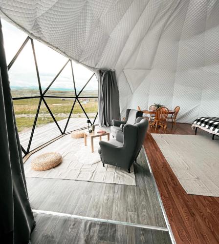 a room with a tent with chairs and a table at Chief Mountain Cabins in Carway