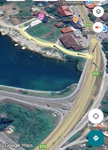 アパートメントの近くを流れる川の景色