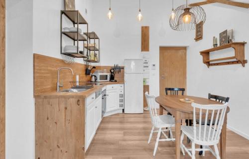 une cuisine avec une table en bois et une salle à manger dans l'établissement Appartement au pied des pistes Féclaz-Revard, à Les Déserts