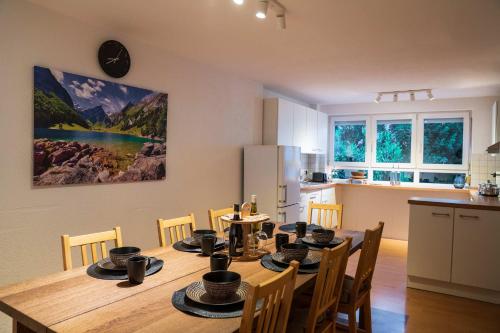 a kitchen and dining room with a table and chairs at Grill & Chill-Kressbronn Deluxe in Kressbronn am Bodensee
