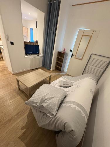 une chambre avec un lit et une table dedans dans l'établissement Les Allées du Parc, à Rosoy