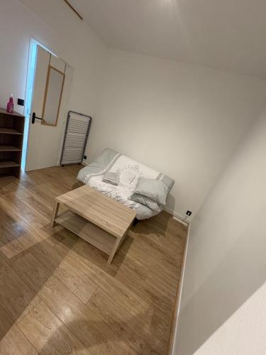 un salon avec un canapé et une table dans l'établissement Les Allées du Parc, à Rosoy