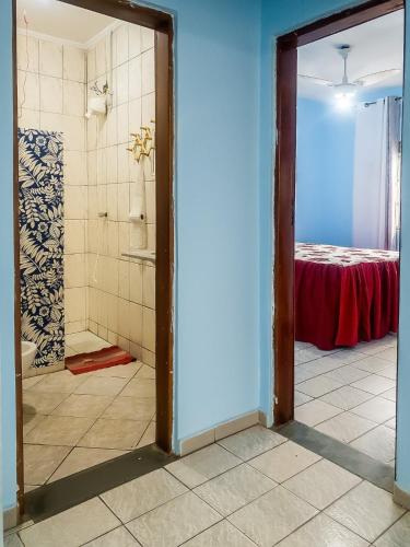 a bathroom with a shower and a room with a bed at Sobrado Azul com Piscina in Boituva