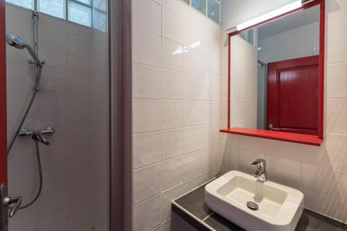 une salle de bain avec un lavabo et une douche dans l'établissement Superbe maison lumineuse, au calme avec piscine, à La Teste-de-Buch