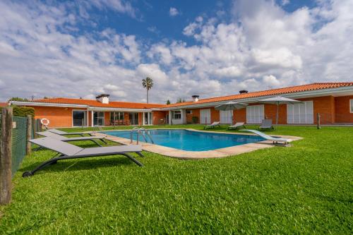 a swimming pool in a yard next to a building at Solar de Prado - by Proguest in Vila de Prado