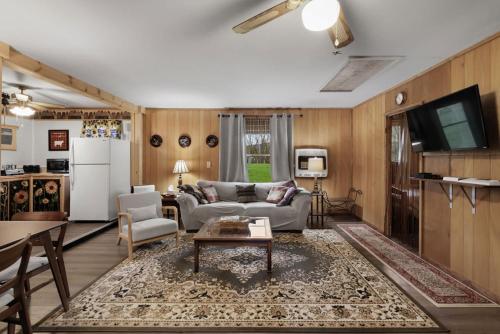 Η κουζίνα ή μικρή κουζίνα στο Riverfront Cabin Wood Stove Fire Pit & Grill