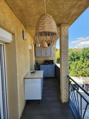 une cuisine avec un îlot au milieu d'une cuisine dans l'établissement Appartement ensoleillé Perols, à Pérols