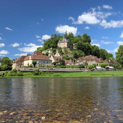 un village au sommet d'une colline à côté d'une rivière dans l'établissement chambre indépendante à la campagne, à Allès-sur-Dordogne