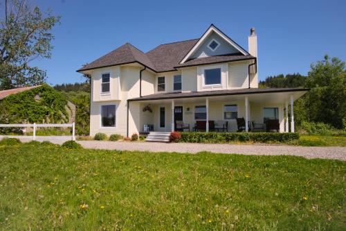 a large white house with a grassy yard at Sundance Countryside Retreat in Sumner