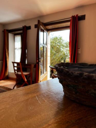 - une table en bois avec un panier dans l'établissement Le nid douillet de la voie verte, à Abilly-Sur-Claise