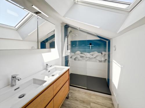 une salle de bain avec un lavabo et un miroir dans l'établissement Le Calypso - Duplex Paisible - Coeur de Saint Malo, à Saint-Malo