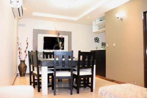 a dining room with a black table and chairs at Aires de Maipu in Maipú