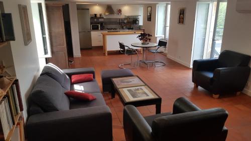 un salon avec deux canapés et une table dans l'établissement terrasse sur l'Ardèche, à Ucel