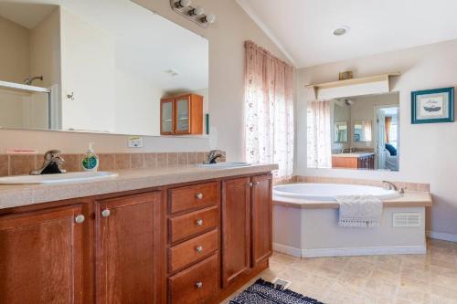 a bathroom with a tub and a large mirror at Mariposa Ridge Retreat in Mariposa
