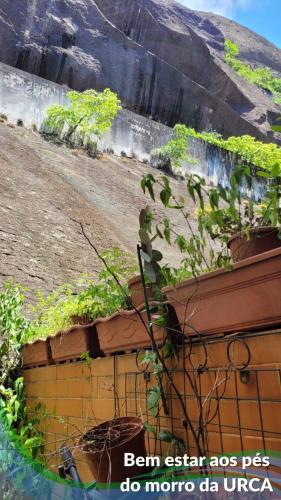 Pemandangan gunung umum atau pemandangan gunung yang diambil dari apartmen