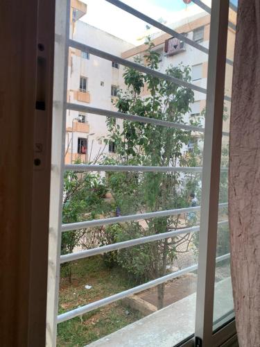 una ventana con vista a un edificio en Luxury, en Sidi Yahia az Zaʼer