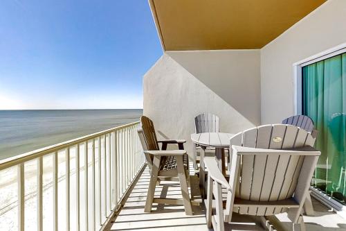 un balcone con tavolo e sedie e l'oceano di Crystal Shores West 102 a Gulf Shores