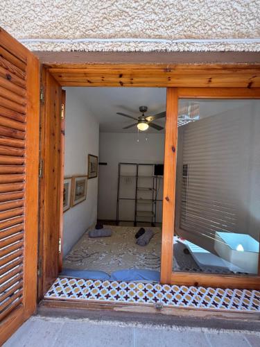 Habitación con puerta corredera de cristal y baño. en Duplex adosado cerca de la playa puerto mazarron, en Puerto de Mazarrón