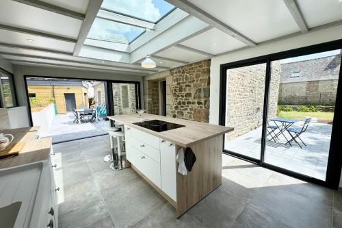 Kuchyň nebo kuchyňský kout v ubytování Longère de charme - Tout confort - 2min des plages