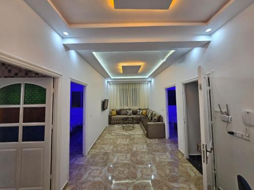 a hallway with a living room with a couch at luxe appartement Nour D'asilah 1 WiFi 5G in Asilah