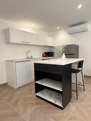 une cuisine avec un îlot au milieu dans l'établissement T2 luxe 100 m port, Clim, Wi-Fi, à Toulon