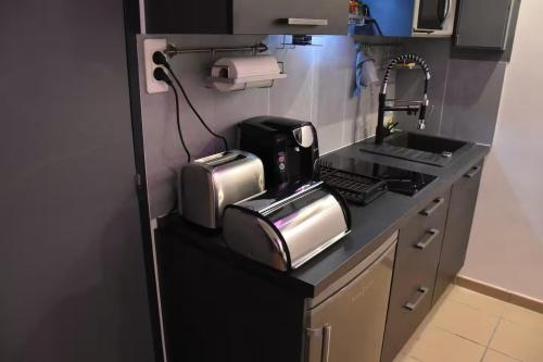 un comptoir de cuisine avec un grille-pain et une imprimante. dans l'établissement Studio de Julien, à Châtenay-Malabry
