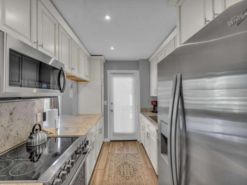 Η κουζίνα ή μικρή κουζίνα στο Charming Mountain Retreat with Hot Tub & Views