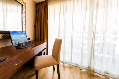 Nova Gold Hotel Pattayaにあるテレビまたはエンターテインメントセンター