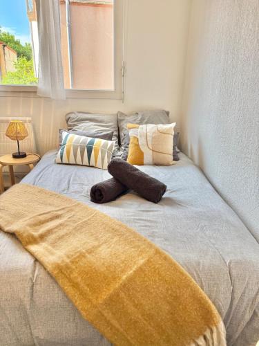 un lit avec un ours en peluche posé sur lui dans l'établissement Studio Calme et Confort - Saint-Cyprien - Pont Neuf, à Toulouse