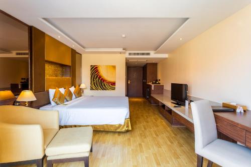 Nova Gold Hotel Pattayaにあるテレビまたはエンターテインメントセンター