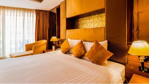 Nova Gold Hotel Pattayaにあるベッド