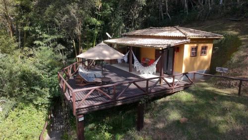 an aerial view of a small house on a bridge at Vaca do Brejo, piscina aquecida, sauna, A/C quente in Petrópolis